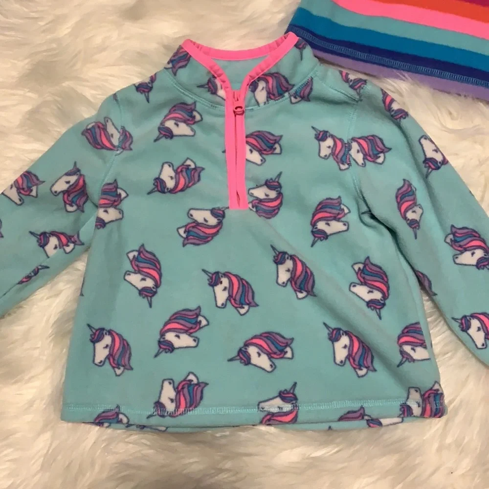 5 for $25🎈 2 oshkosh fleece sweaters